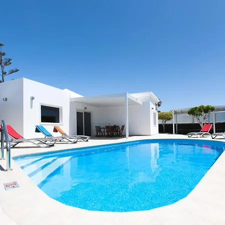 3 Bedroom Delphi With Private Heated Pool. *