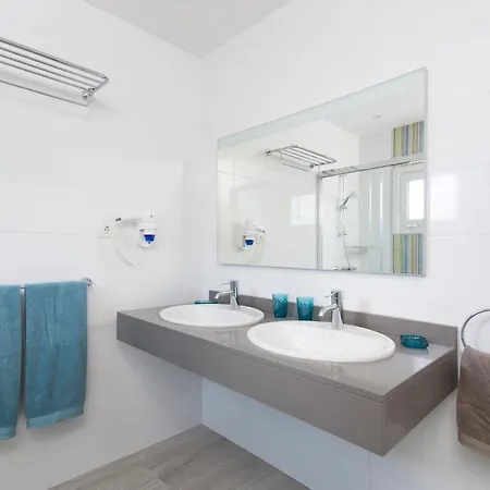 3 Bedroom Delphi With Private Heated Pool.